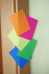 ELEKTROSTATICKÝ ZÁPISNÍK 75 X 100 MM 100 LISTŮ MIX BAREV
